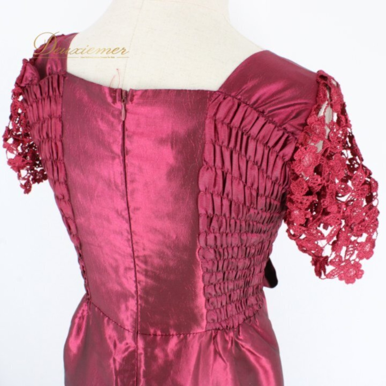 パーティドレス 社交ダンス レディース スタンダード レッド系 ドレス カラードレス 発表会 演奏会 カラオケ 二次会 ピアノ 赤 花柄 レース パープル系 ワインレッド系 光沢 サテン風 光沢感 フェミニン 袖なし ノースリーブ フレアスカート ミモレ丈 ロング丈 大人可愛い 華やか 上品 エレガント レース花柄 刺繍風レース ウエストリボン 蝶結び ベルト付き きれいめ 結婚式 コンサート 舞台衣装 衣装用 フォーマル レディース 伸縮性 シャーリング 体型カバー カラオケ衣装 発表会ドレス