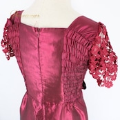 パーティドレス 社交ダンス レディース スタンダード レッド系 ドレス カラードレス 発表会 演奏会 カラオケ 二次会 ピアノ 赤 花柄 レース パープル系 ワインレッド系 光沢 サテン風 光沢感 フェミニン 袖なし ノースリーブ フレアスカート ミモレ丈 ロング丈 大人可愛い 華やか 上品 エレガント レース花柄 刺繍風レース ウエストリボン 蝶結び ベルト付き きれいめ 結婚式 コンサート 舞台衣装 衣装用 フォーマル レディース 伸縮性 シャーリング 体型カバー カラオケ衣装 発表会ドレス