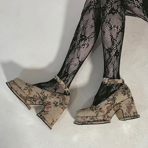 [BINARY01] Flower & Black Strap Platform Heel 正規品 韓国ブランド 韓国通販 韓国代行 韓国ファッション 靴 ヒール