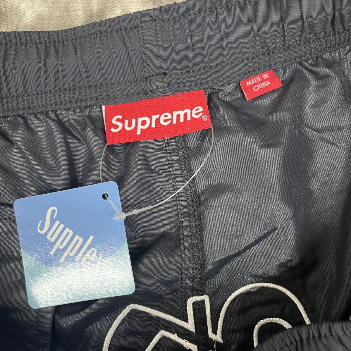 メンズSupreme シュプリーム パンツ サイズ:XL 23SS オールドイングリッシュ ロゴ ナイロン ショーツ Old English Nylon Short グリーン ボトムス ズボン ショートパンツ 【メンズ】