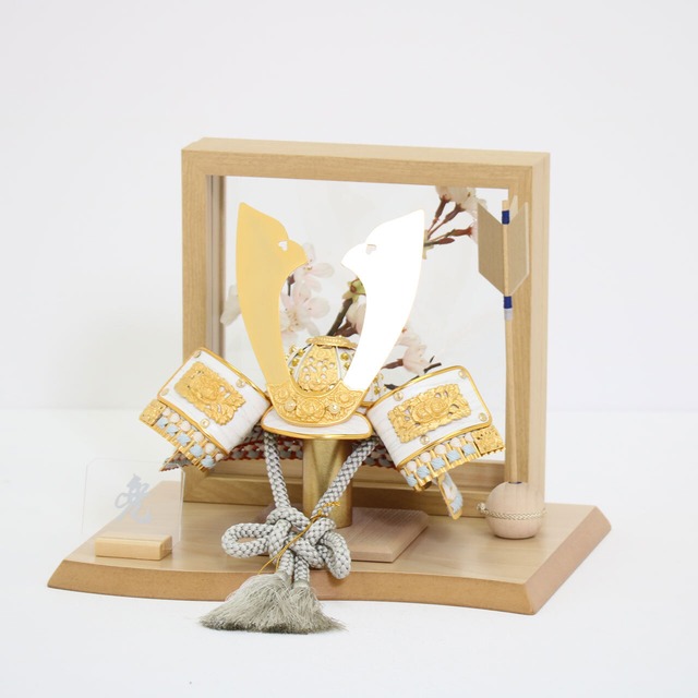 【ホワイトゴールド兜】 兜飾り 平台飾り 五月人形｜桜｜木製｜和モダン｜コンパクト