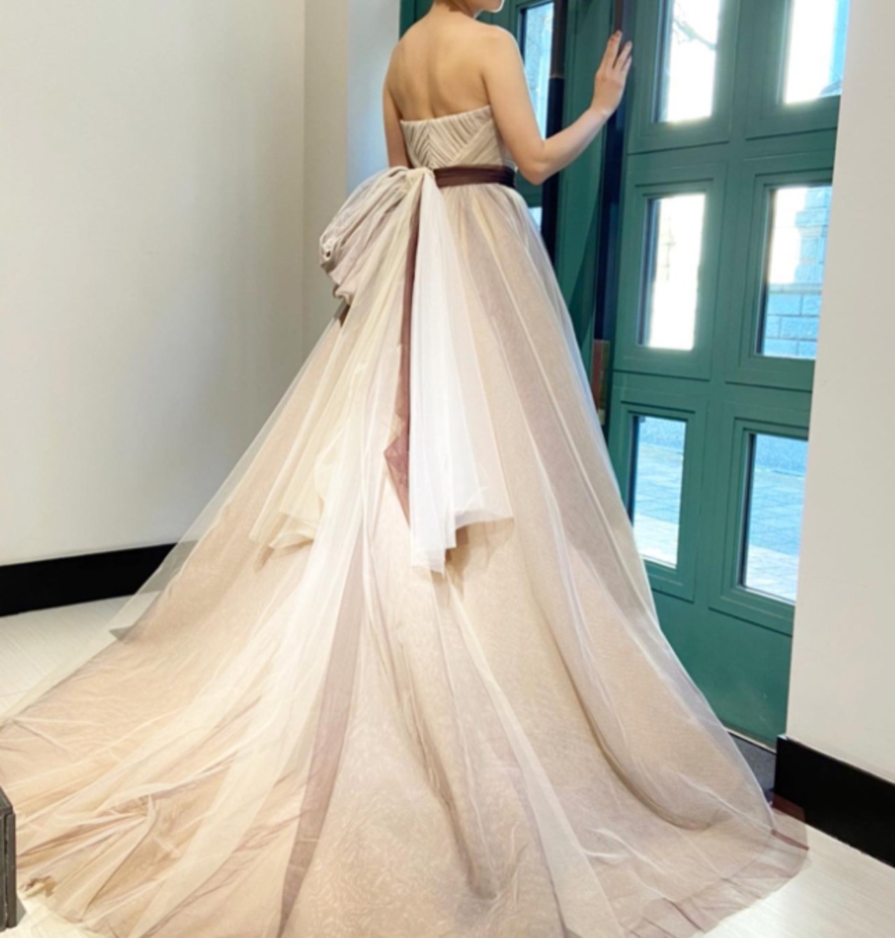 可愛い カラードレス 抜群のおしゃれ見え カーキ色 短トレーン ベア  