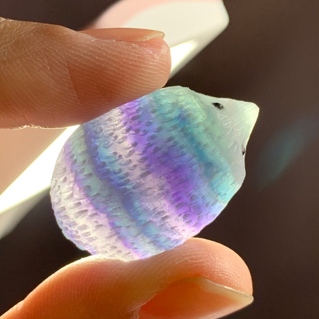 フローライトハリネズミが住み着いているグリーン原石