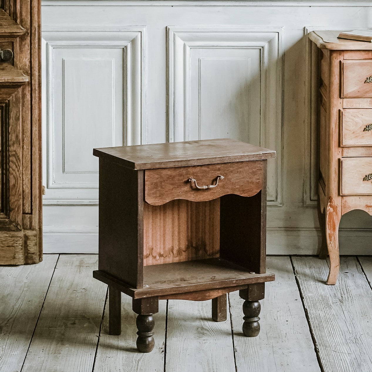 サイドチェスト/サイドテーブル/ディスプレイ/収納/引き出し/空間装飾/アンティーク