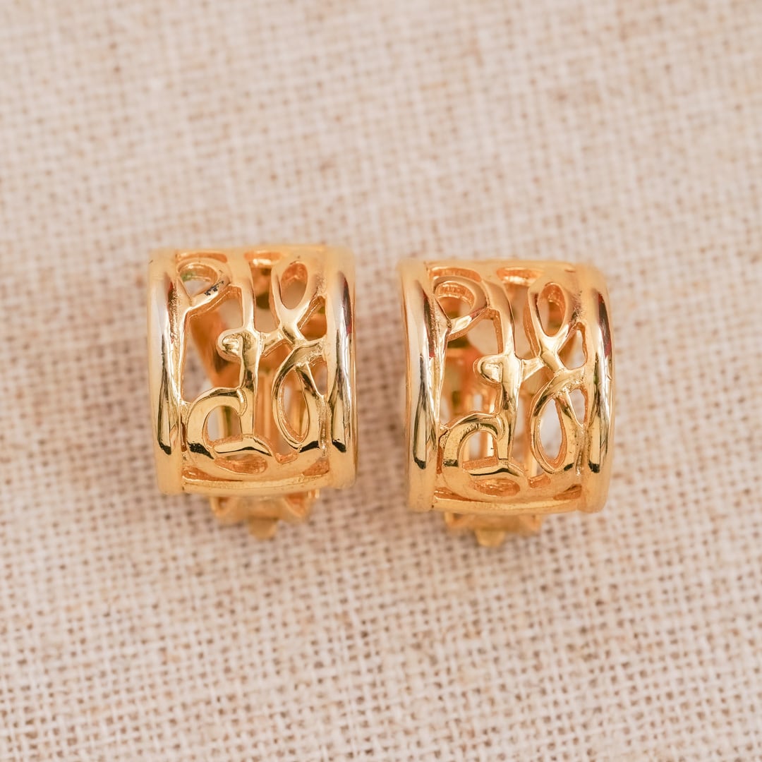 Valentine's Day Marche: Gold metal wide hoop earrings