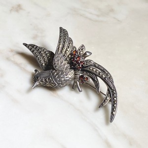 ROKUZAN silver brooch “long-tail chicken”  set with garnet & emerald