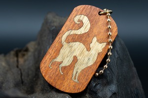 【ブラッドウッド】 サティーネ ドッグタグ象嵌 探る視線