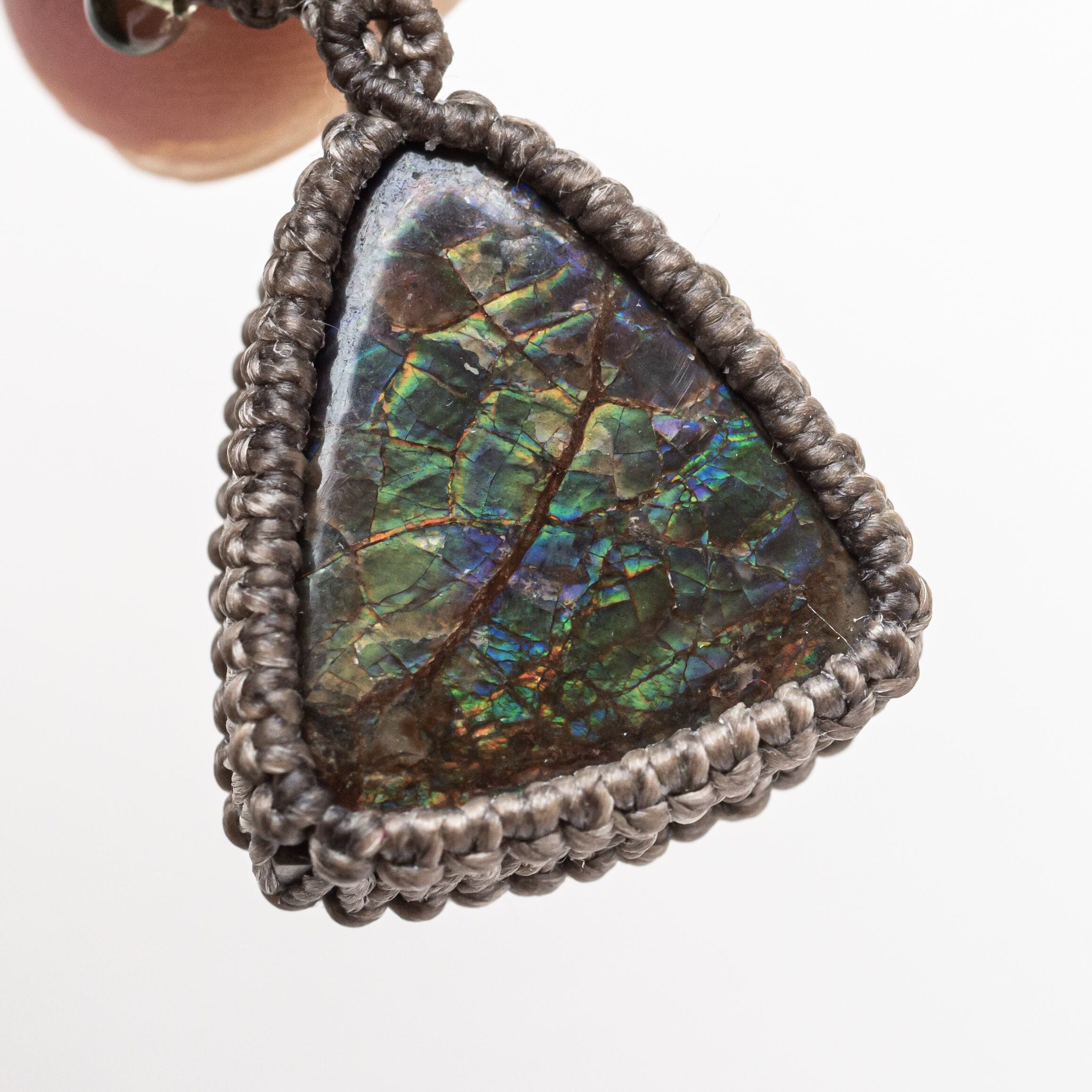 アンモライトのマクラメ編み 天然石ネックレス | SHANTi WALA