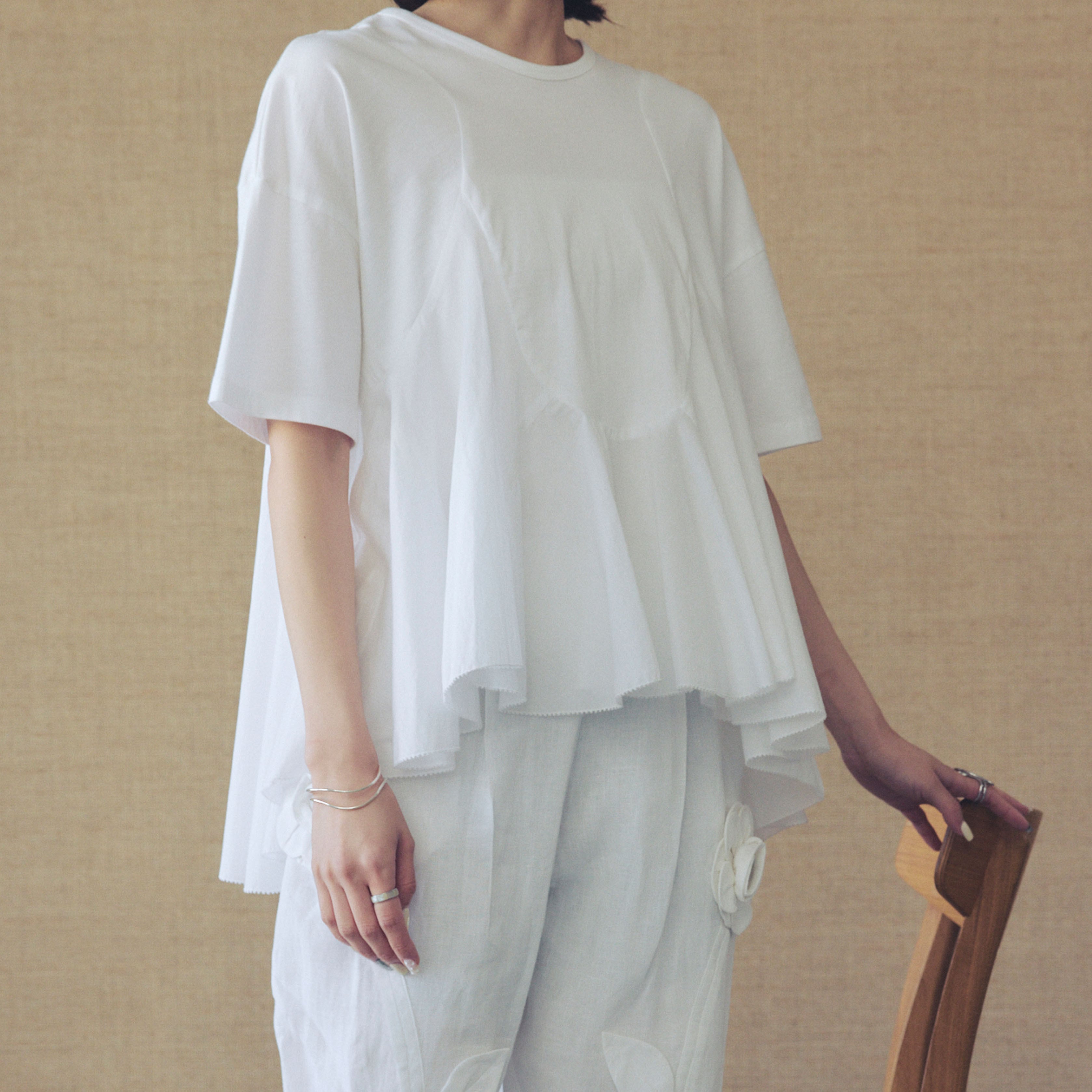 AAYUSHI ペプラムラッフルTシャツ 大草直子さんご紹介アイテム AAYUSHI/アユーシ｜「アユーシ」追加生産決定！！｜エル・ショップ