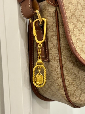 CELINE / vintage gold Triomphe twist key charm.