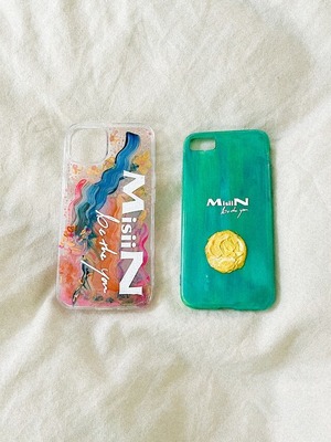 握りしめる "be the you" iphone case