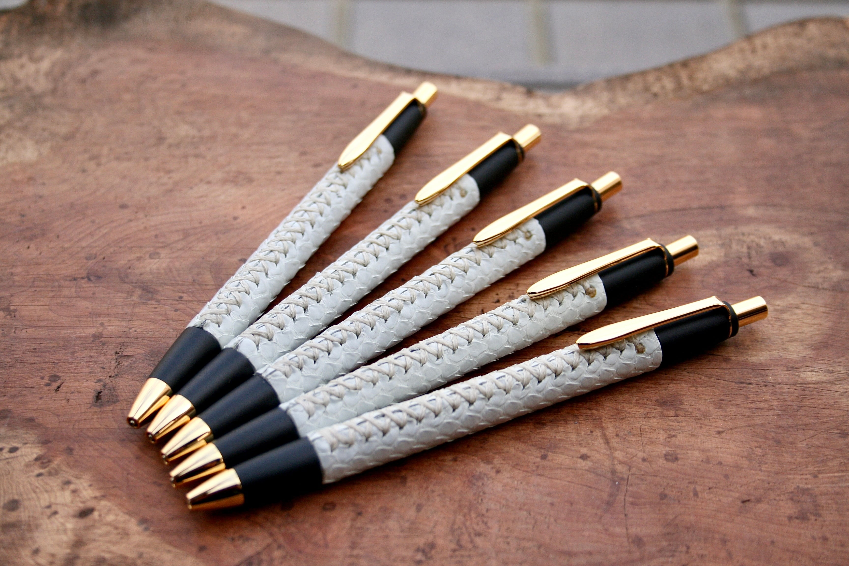 あいすさん専用　シックザール 巳年限定 パイソンレザー 白蛇革軸 ラスト販売 ☆巳年限定☆ 革軸ペン【パイソンレザー（白蛇革