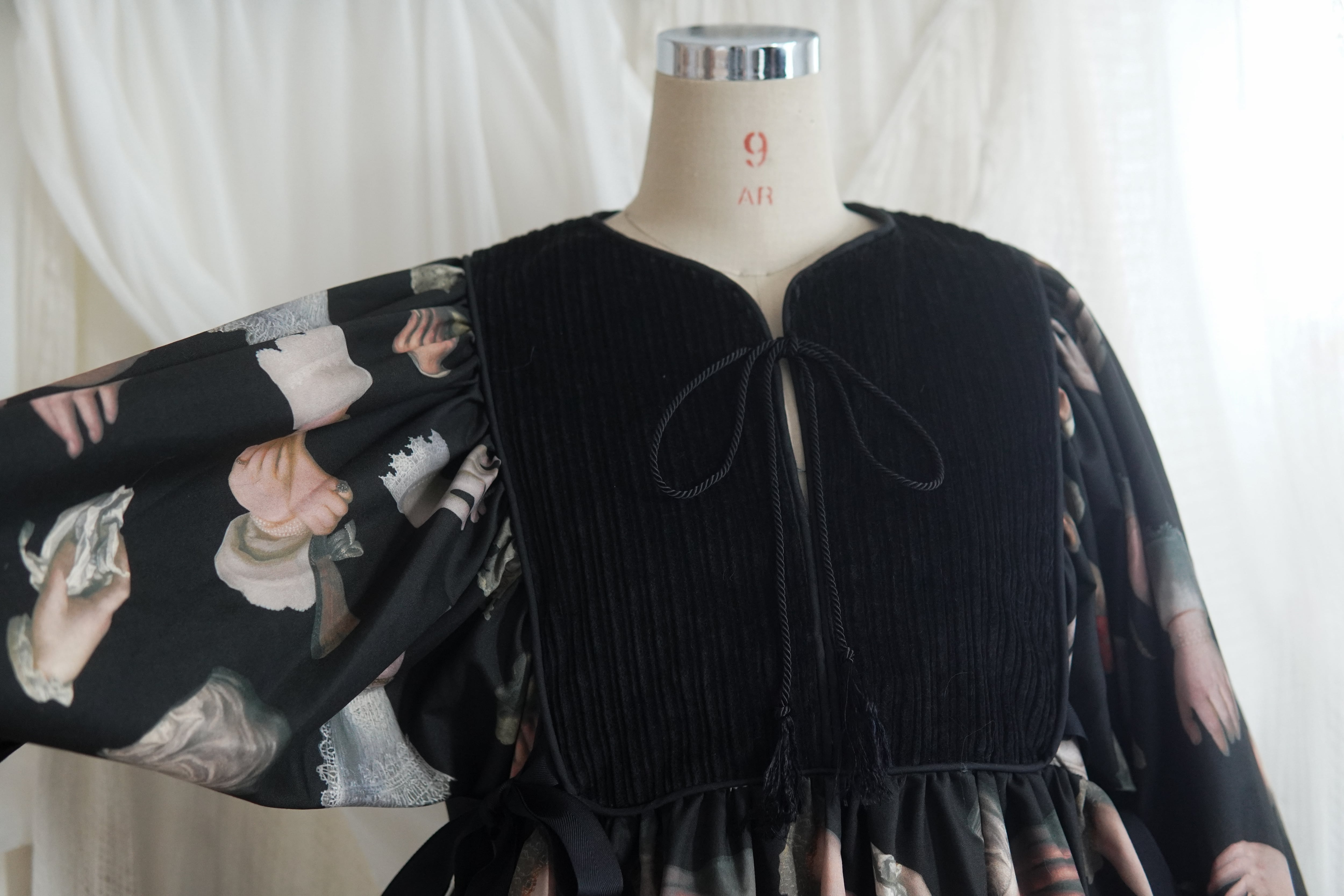 手の肖像」ロングワンピース | microcosm／ﾏｲｸﾛｺｽﾞﾑ