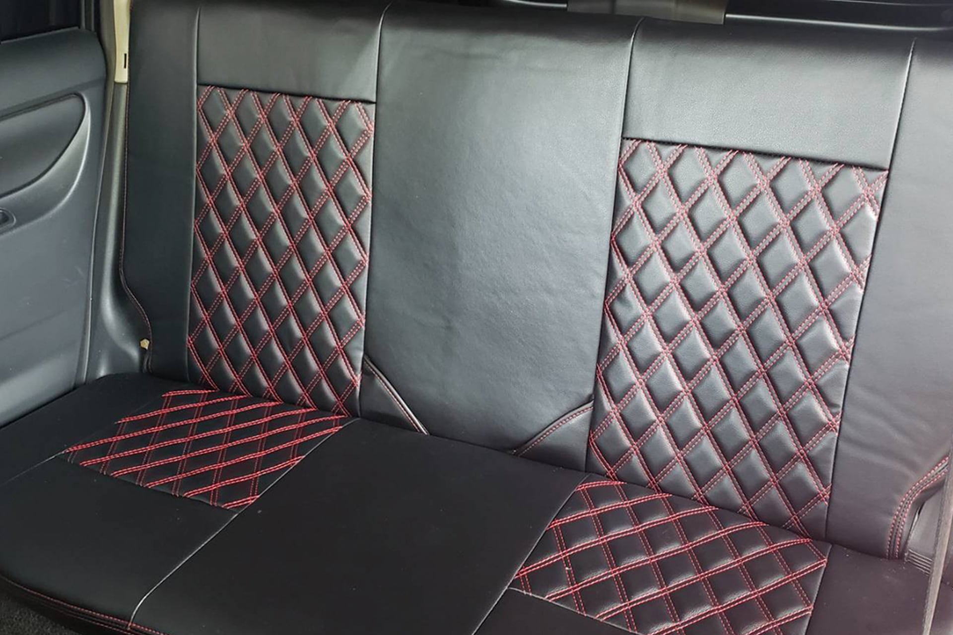 50プロボックス EXTENDオリジナルシートカバー《ブラックxレッド