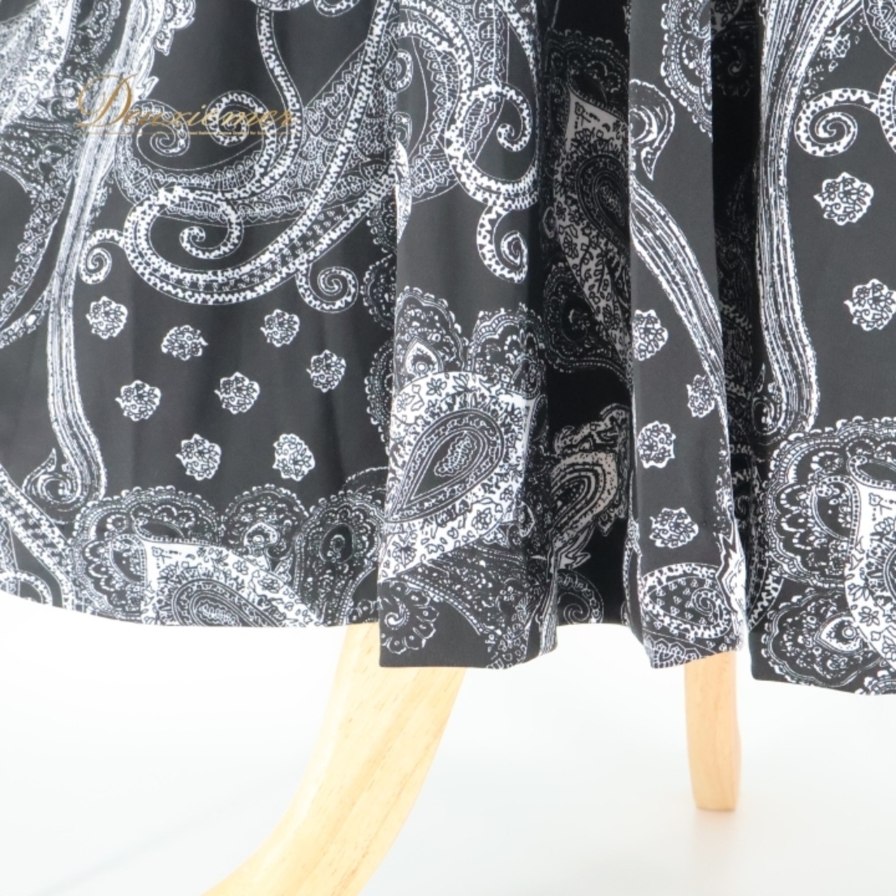 フラダンス 衣装 ワンピース ドレス ブラック系 KHARIS ANGEL ペイズリー柄 ハワイアン アロハ レッスン 練習 フラ ダンス ホワイト系 黒 白 モノクロ モノトーン フレアスカート 華やか 上品 大人っぽい おしゃれ おしゃれなデザイン ステージ カジュアル