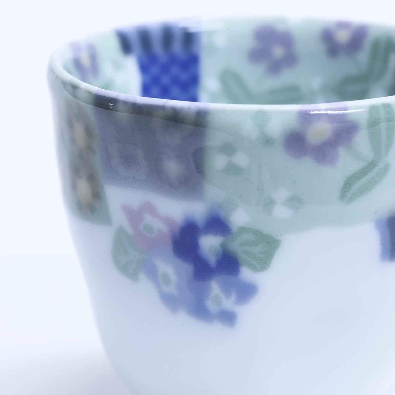 彩磁練上 草場勇次作 艸窯 有田焼 ぐい呑 彩磁練上 パッチワーク