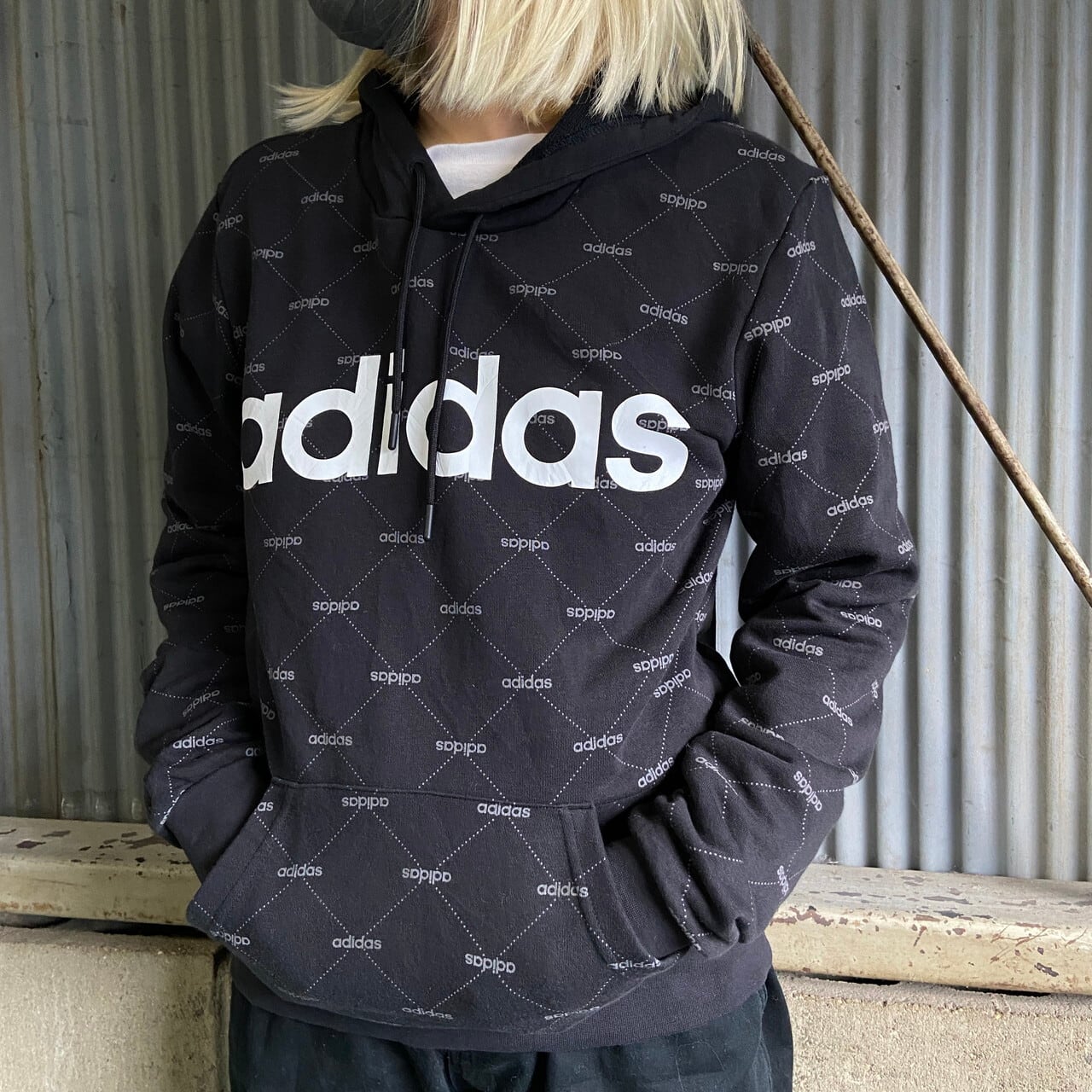 adidasのパーカー