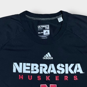 【adidas】2XL ビッグシルエット プリント Tシャツ ラグラン ネブラスカ大学 ハスカーズ NEBRASKA HUSKERS フットボール アディダス ポリシャツ CLIMALITE 半袖 夏物 us古着