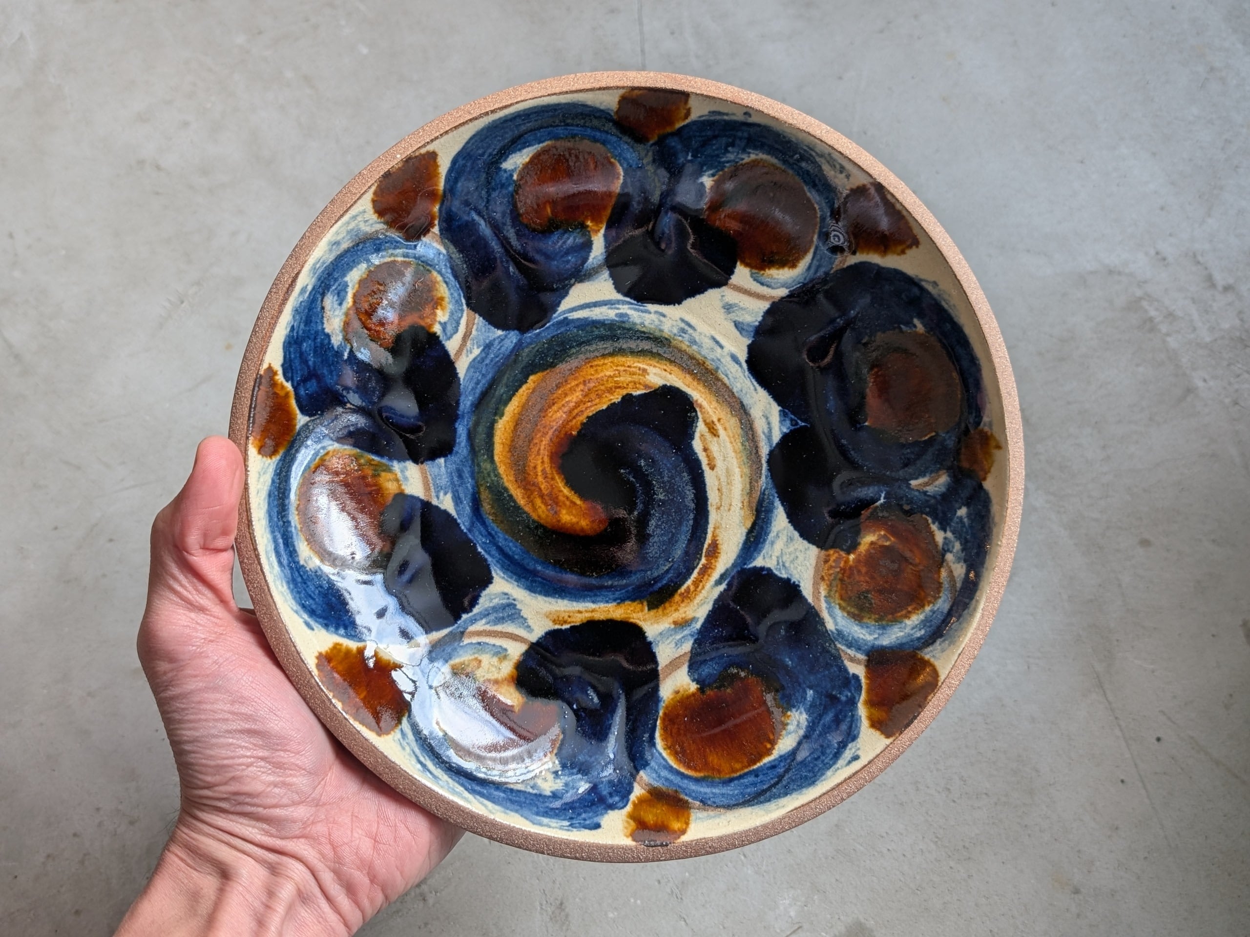 やちむん ちゃんぷるー皿・大 / ぐるぐるの太陽 | 一翠窯 | inoya やちむん ちゃんぷるー皿・大 / ぐるぐるの太陽 | 一翠窯 | inoya