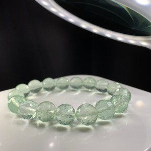 4.優しい色合いミントグリーンフローライトブレスレット