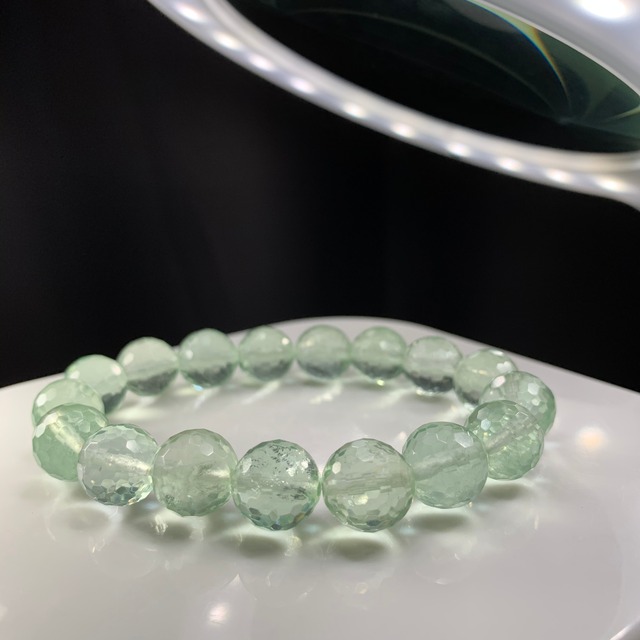 4.優しい色合いミントグリーンフローライトブレスレット