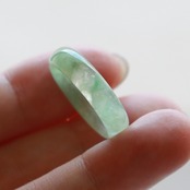 【13号】水中に浮かぶ緑の絵の具のよう。翡翠くり抜き甲丸リング A貨翡翠　jd_rg2095