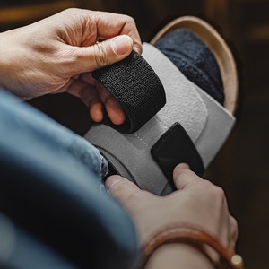 Two-Tone Leather Cross Strap Sandals / ツートーン レザー クロスストラップ サンダル