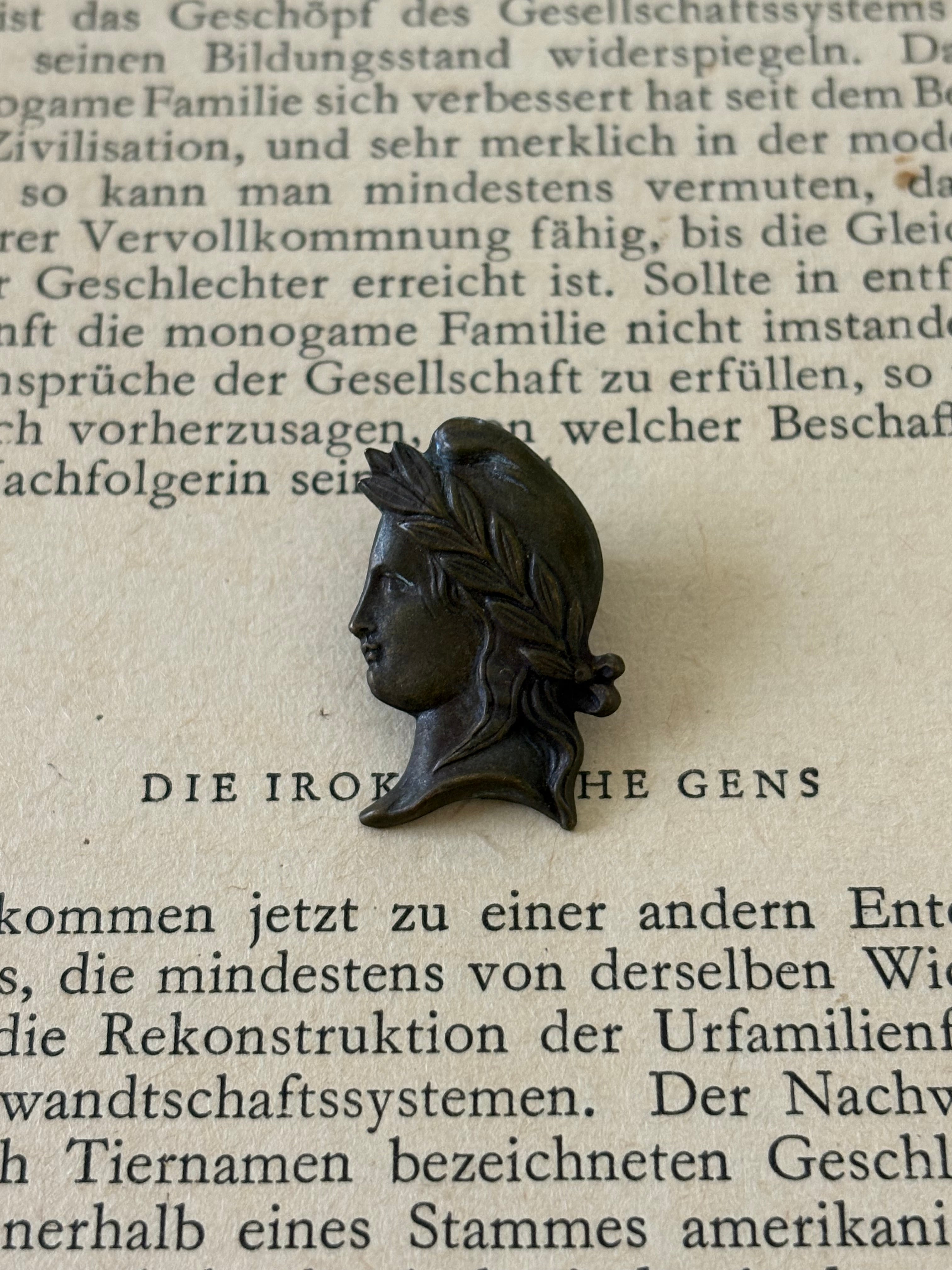 フランスVintage ヴィンテージ 古代ローマ風 クラシカルな横顔のピンバッジ 23mm×15mm 撮影小物 インテリア小物 カルトナージュ
