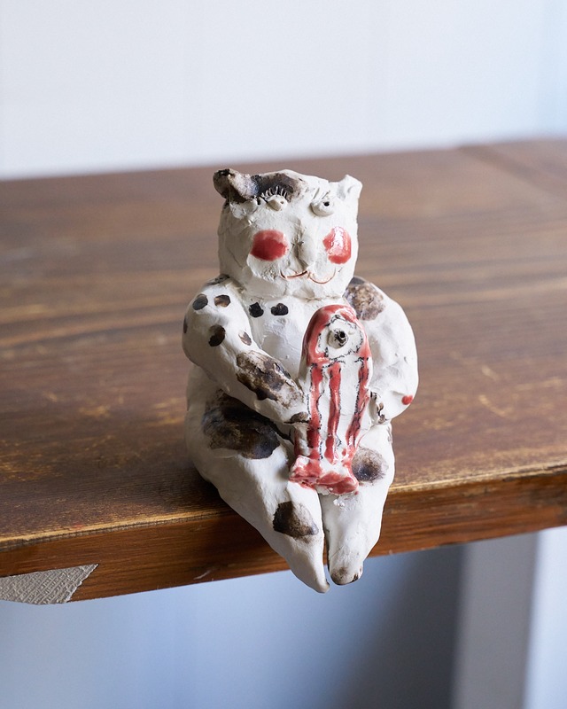 吉川千香子作　机に座る猫