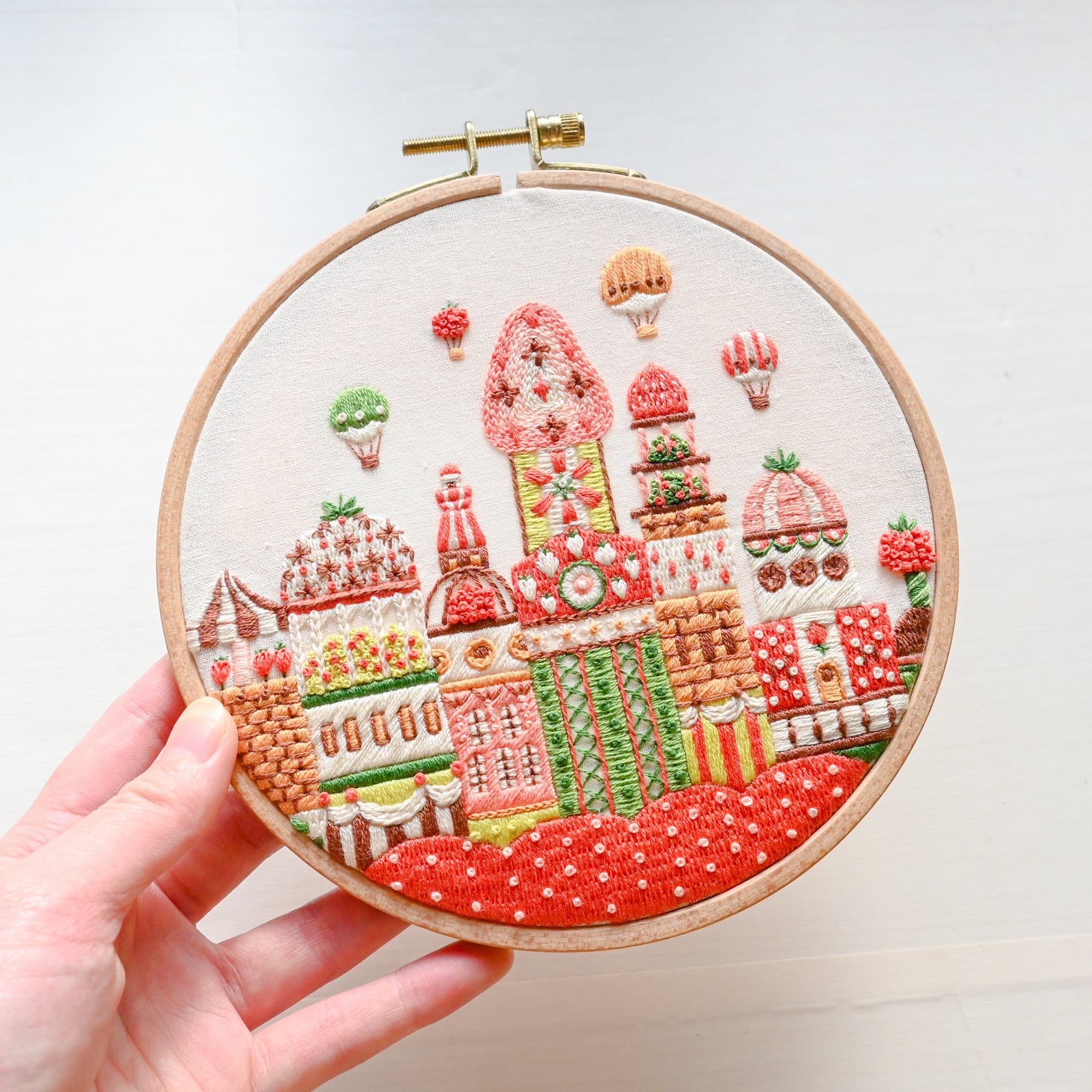 【新作】刺繍キット「ストロベリーガーデンシティ」《空想街雑貨店》