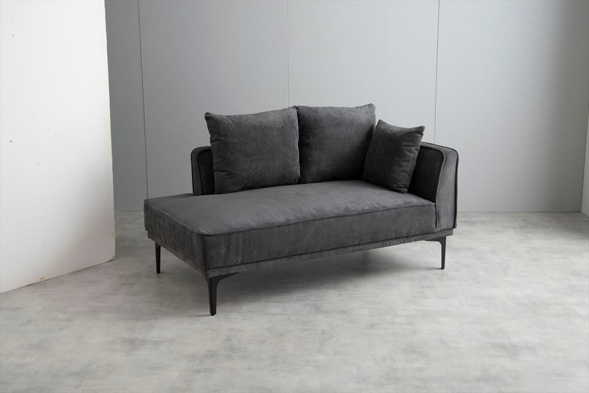 上品な光沢のコーデュロイとアイアン脚の組み合わせが美しいオットマン