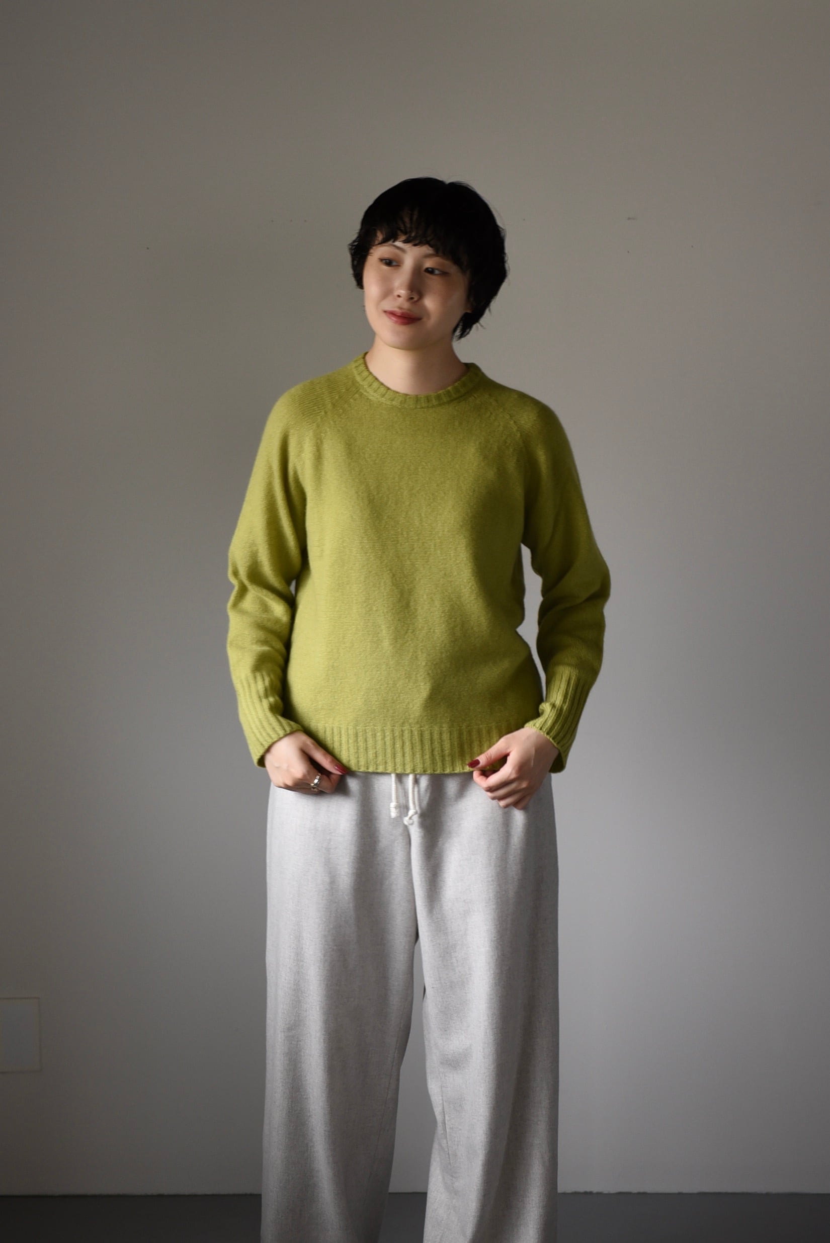 eleven 2nd｜カシミアラウンドネックセーター ｜ピスタチオ | 岡の oka no