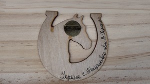 ウクライナ伝統絵画 ペトリキウカ塗り 木製ブローチ（ホメンコ作）馬　ホース