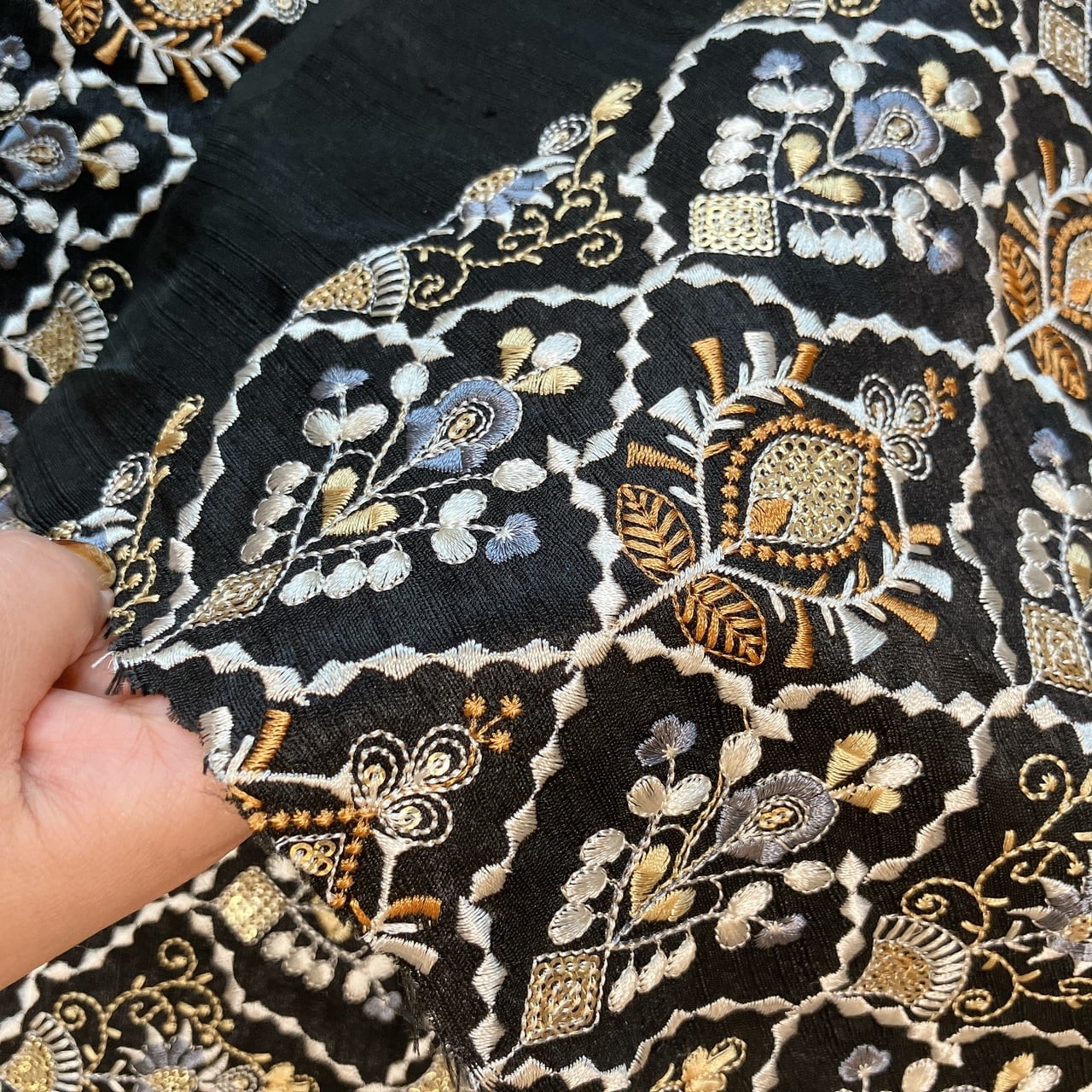インド伝統刺繍アンティークテキスタイル 赤い刺繍とアンティーク・テキスタイル | 株式会社誠文堂新光社