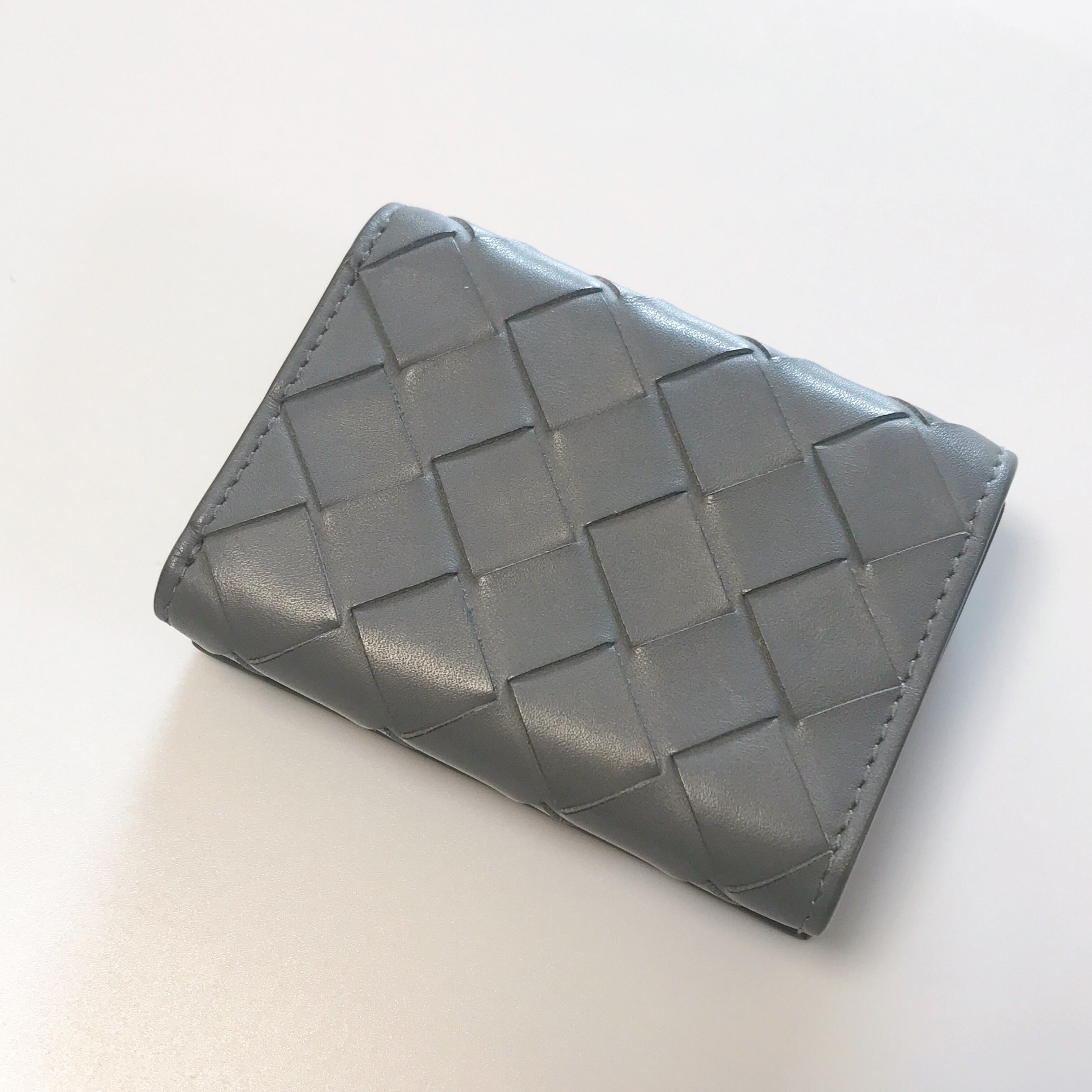 BOTTEGA VENETA グレー 三つ折り財布 ボッテガヴェネタ タイニー三つ折りウォレット イントレチャート