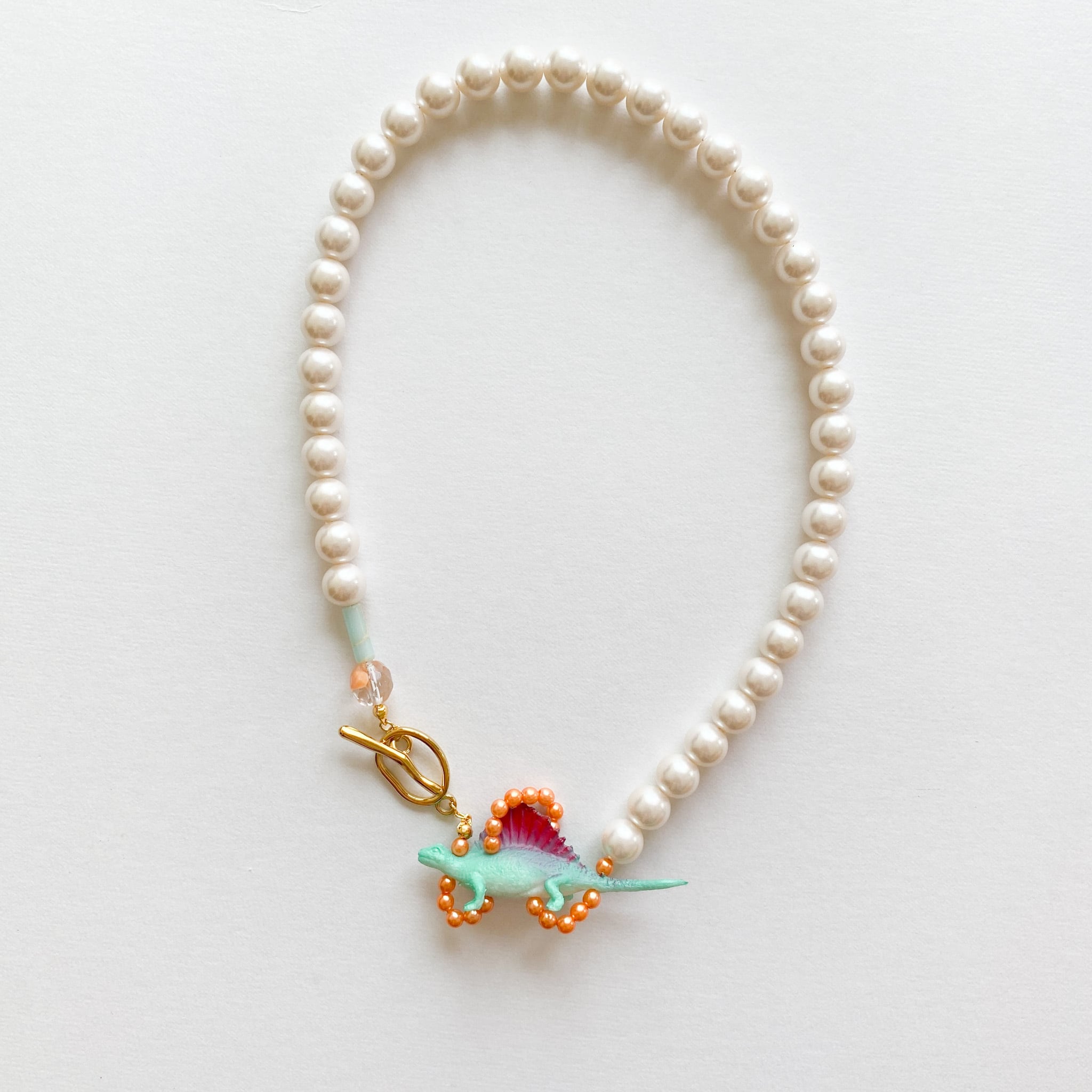 恐竜のくねくねネックレス