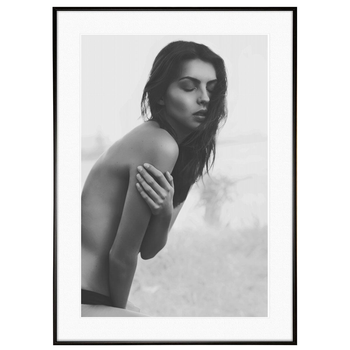 人物写真 海岸で目を閉じる女性 インテリアモノクロアートポスター額装 AS2244