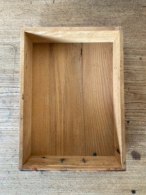 ヴィンテージの３杯の小引出し