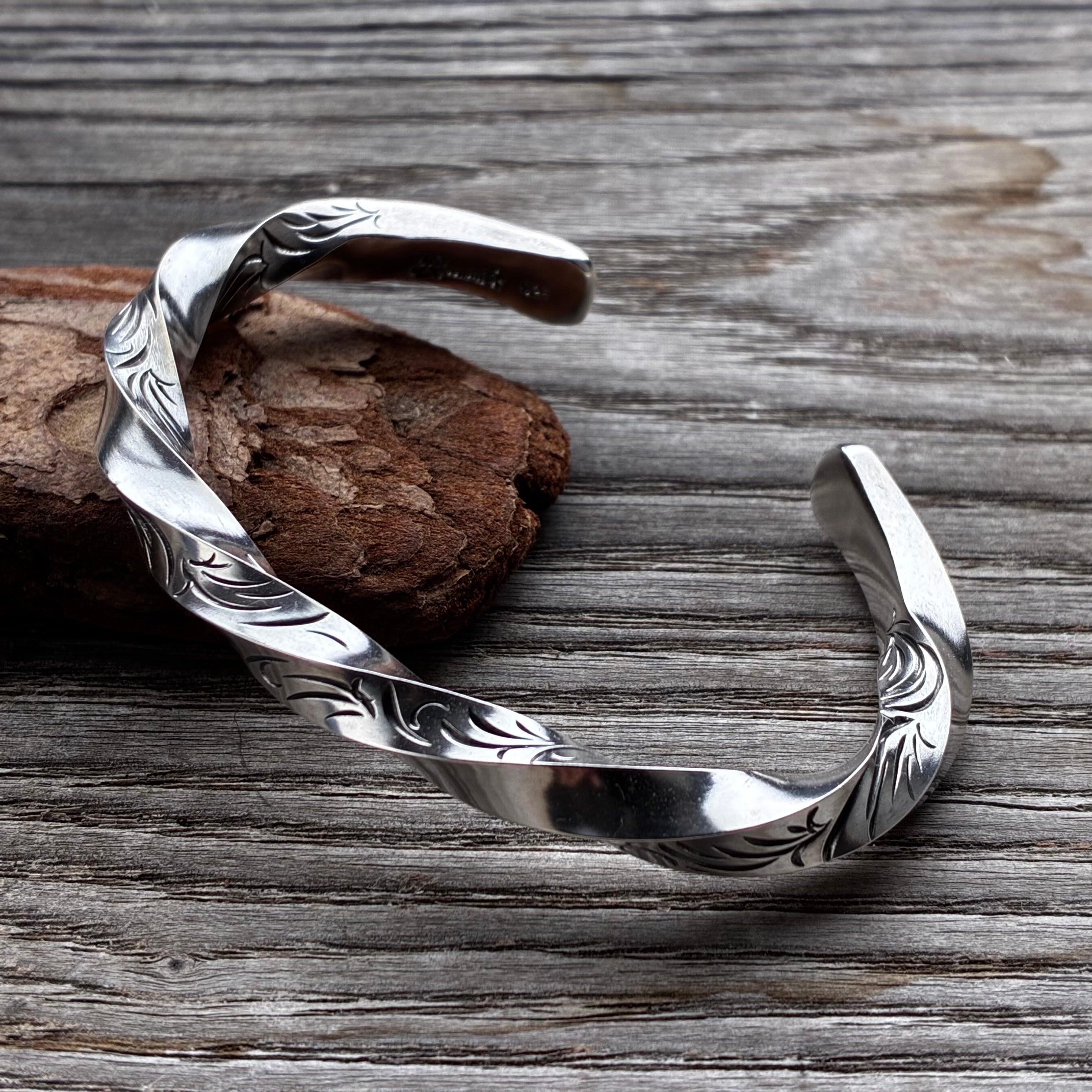 Arabesque Twist Bangle- M | 彫金工房アルソミトラ