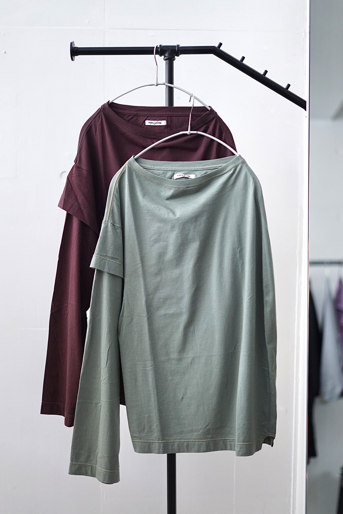 FUMIKA_UCHIDA / DOUBLE SLEEVE ONE SHOULERTEE (SAGE/ BROWN) | JUQUI 