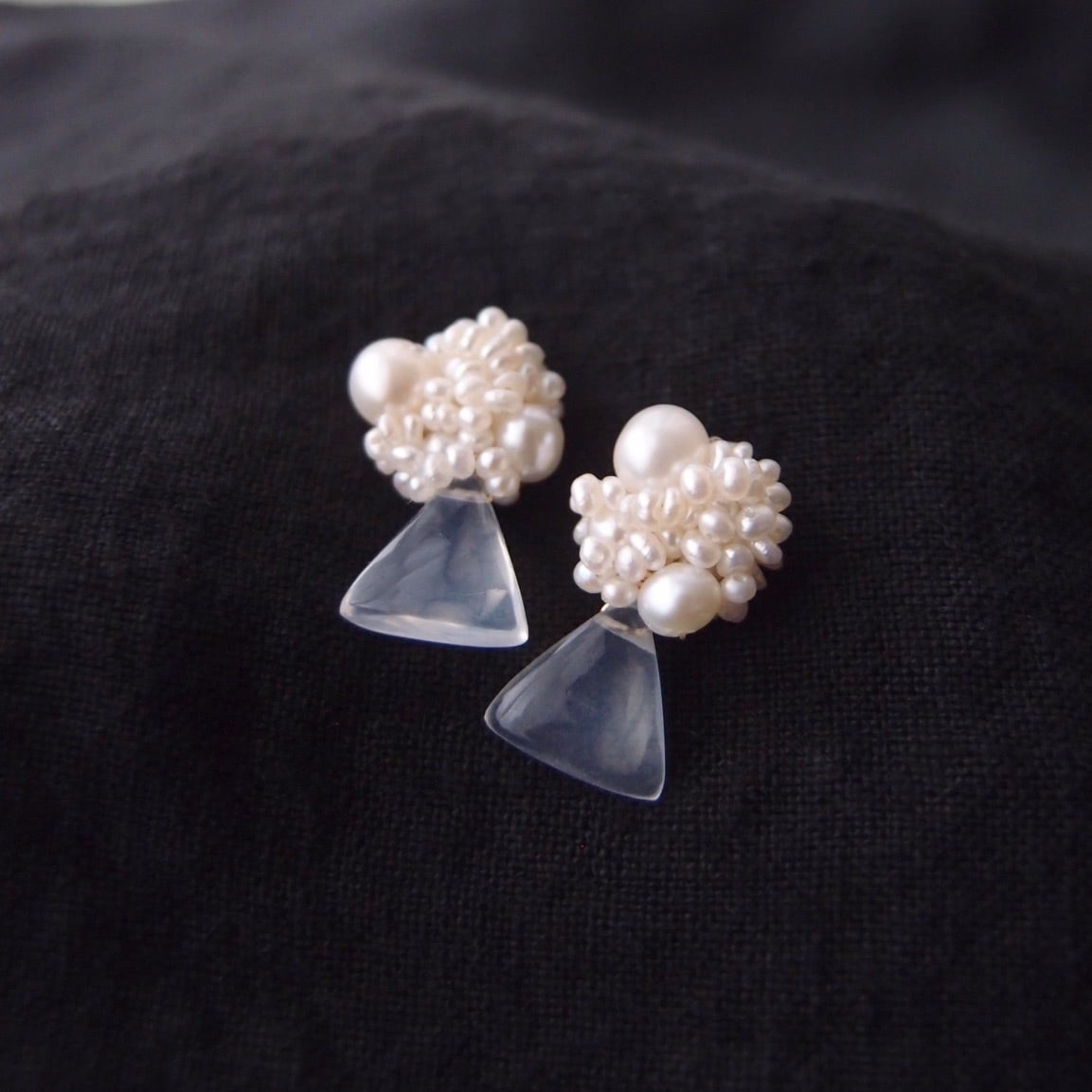 【真珠刺繍/ピアス】Milky Quartz × Seed Pearl Earrings/シードパールスタッドピアス(mix)