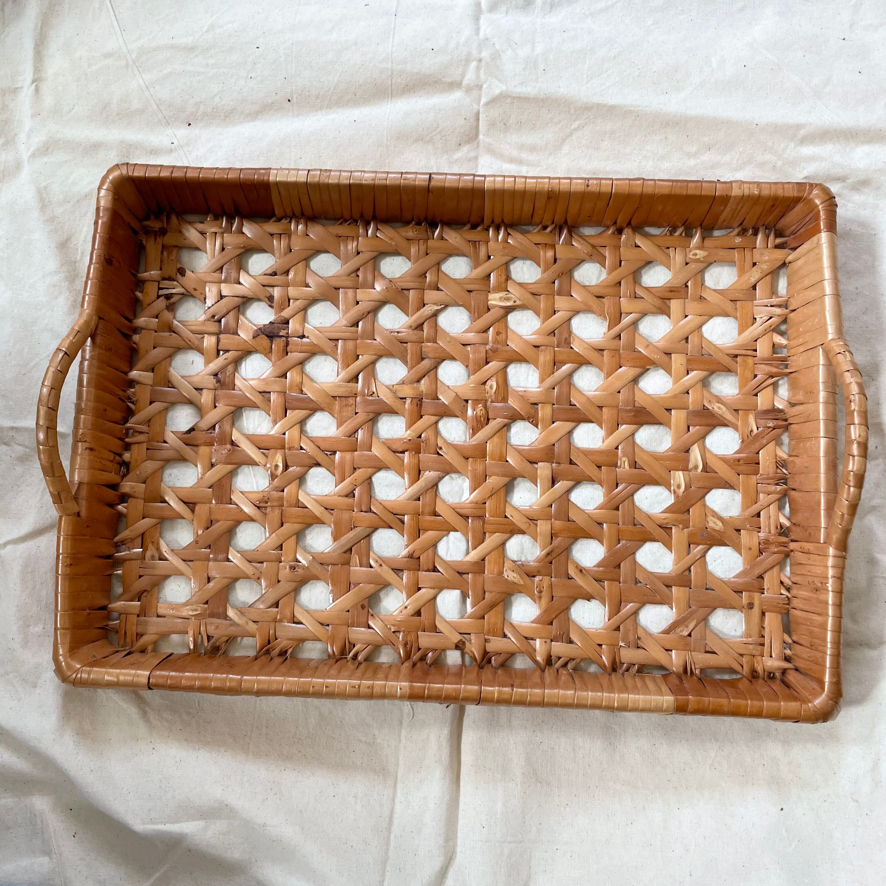 編まれたトレイ