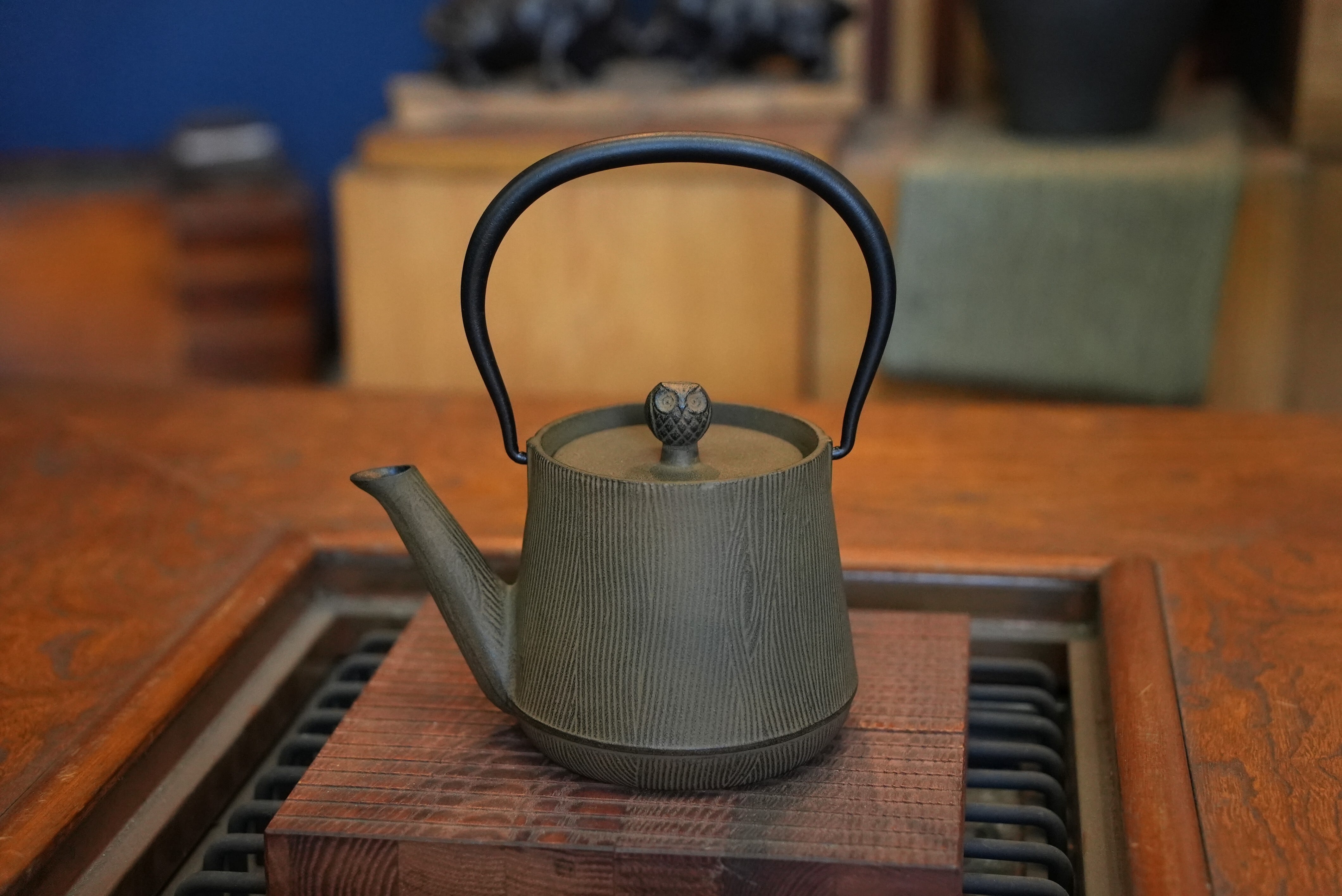 【台座付き】及富　南部鉄器 鉄瓶 ウッドグレイン ステンレスフィルター付き 廃盤 南部鉄器 鉄瓶 ウッドグレイン KONOHA 0.6L | 1848年創業 南部鉄器工房