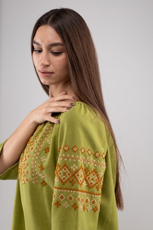 ウクライナ刺繍ヴィシヴァンカ・クラシック　七分袖　コロミヤ　手刺繍　麻　レディース・フリーサイズ