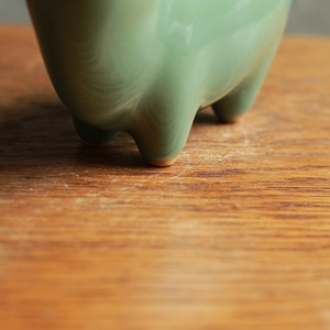 グリーンが美しい、磁器の羊