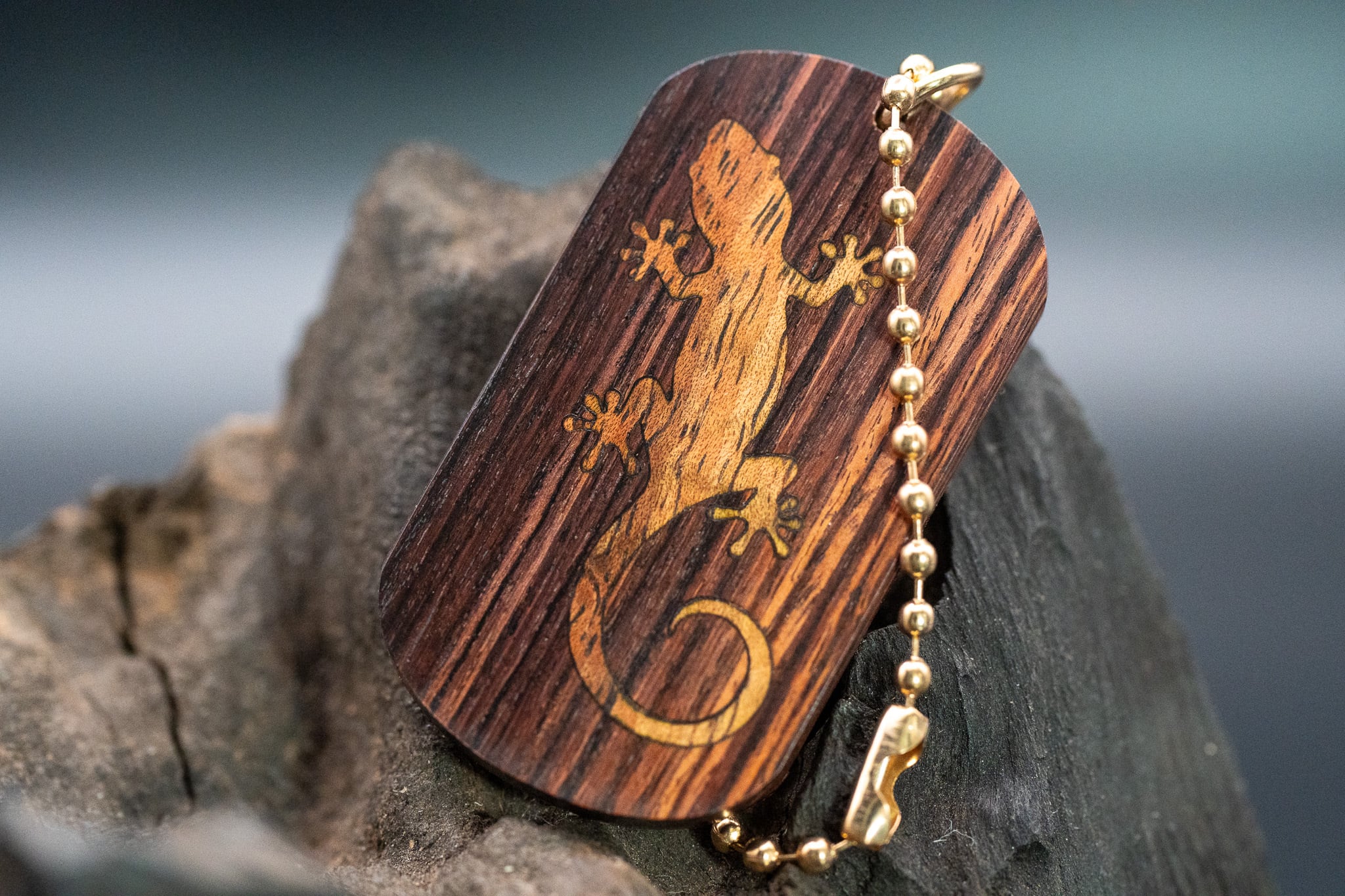 【王室御用達 】 キングウッド ドッグタグ 象嵌 木登りトカゲ