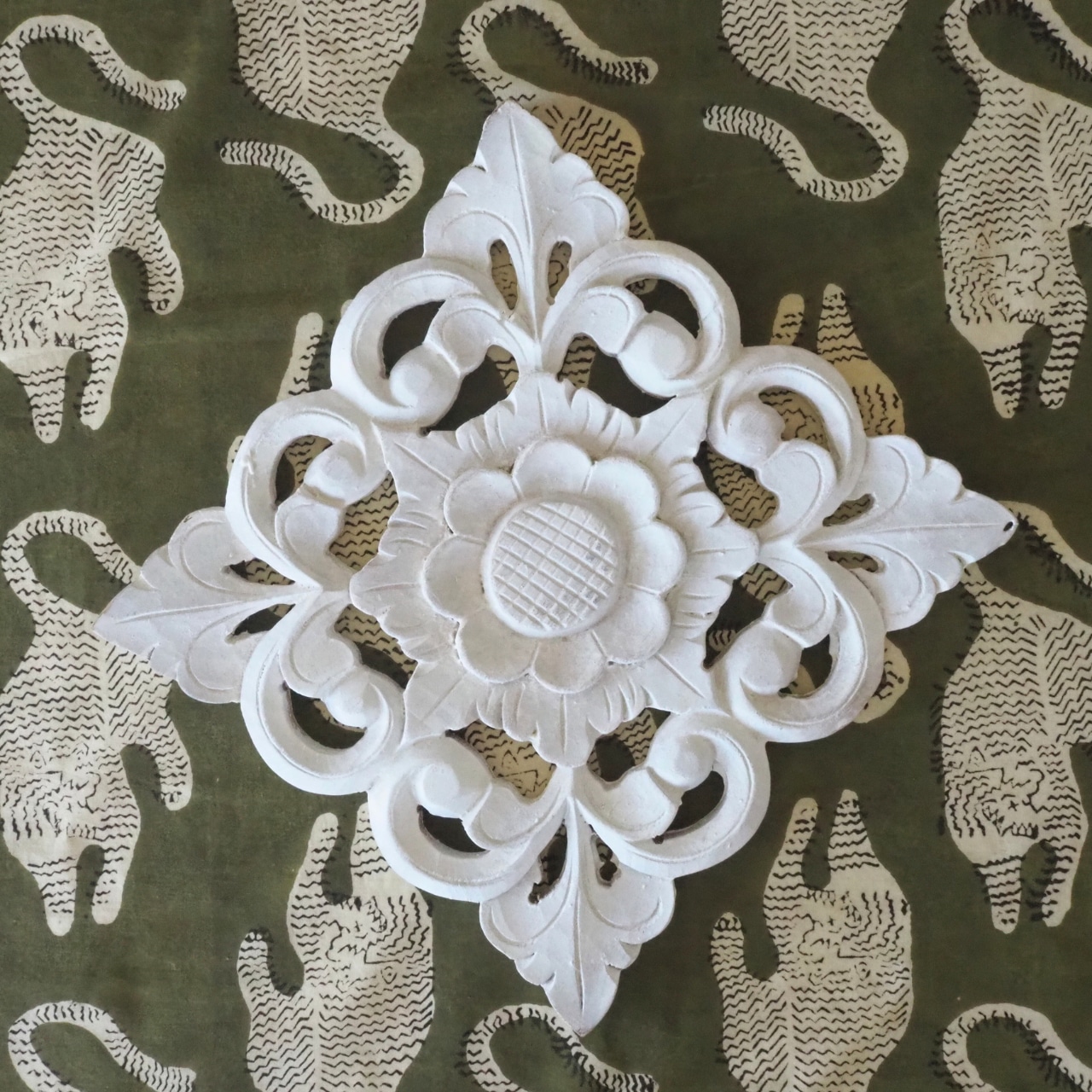 ブロックプリント生地【50cm単位】インド綿 アニマル柄<Tiger> カーキ×生成り #35710-KH1【再入荷】