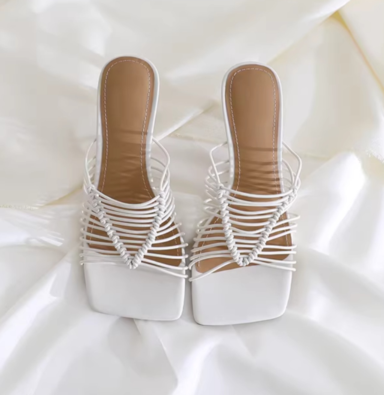 細ストラップ透かし厚底サンダル