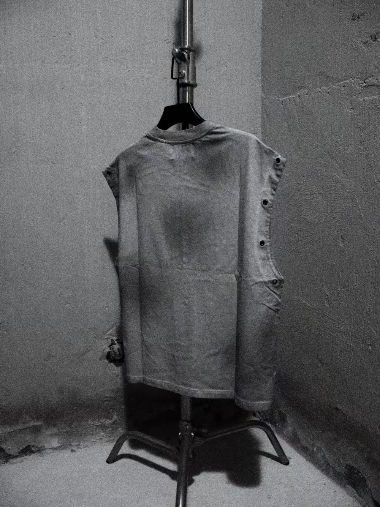 【TH4SWE】Dark Graphic Studded Distressed Tank Top