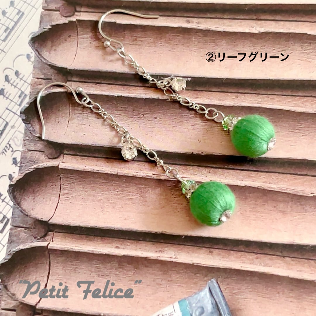 フィガロチェーンの先で巻き玉が揺れるロングピアス フックタイプ〈全5